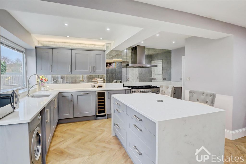 Property photo 3 of 23 Kitchen