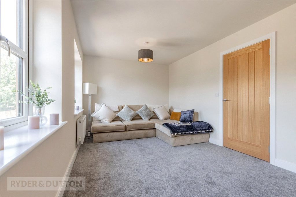 Property photo 3 of 31 Living Room