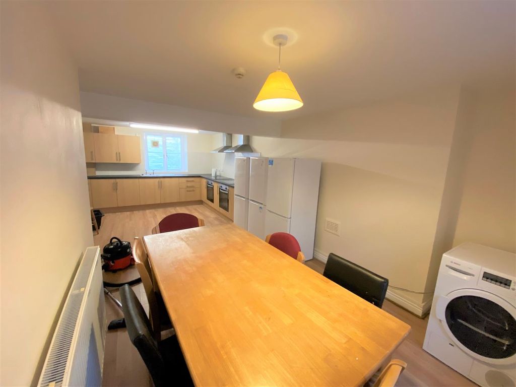 Property photo 2 of 8 Kitchen c.Jpg