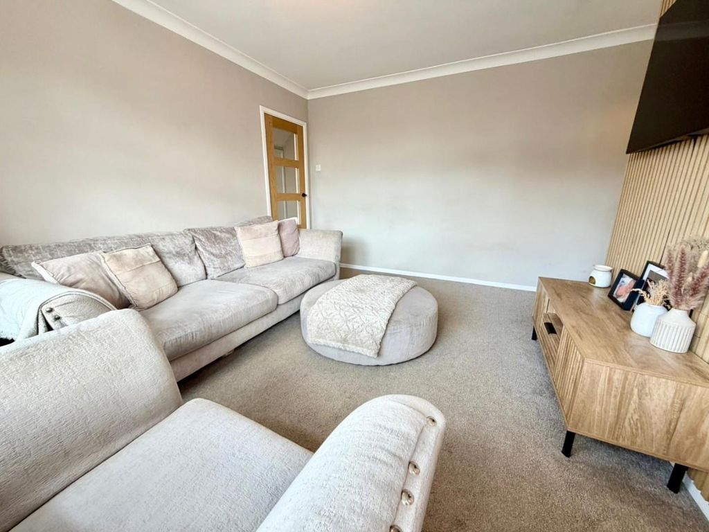 Property photo 3 of 19 Lounge