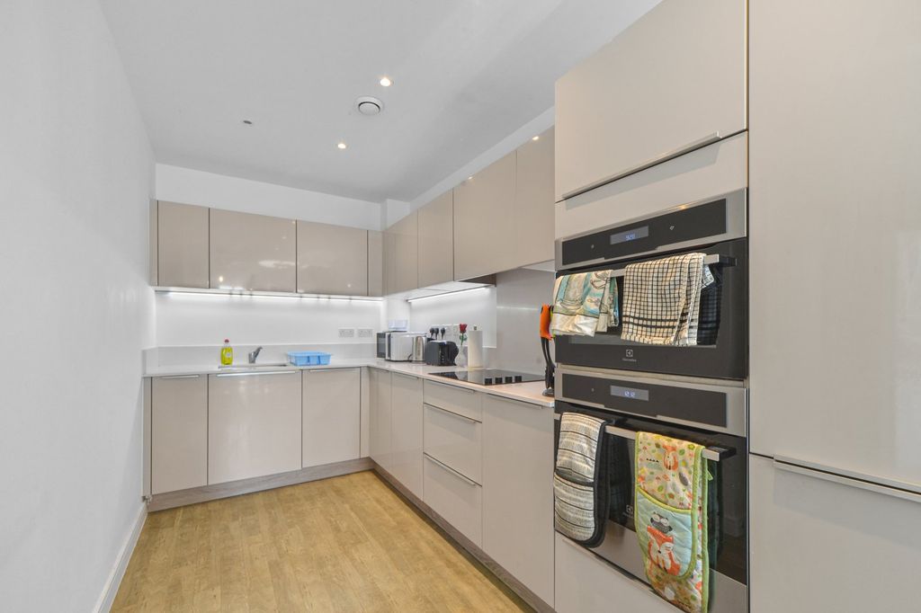 Property photo 2 of 19 Kitchen