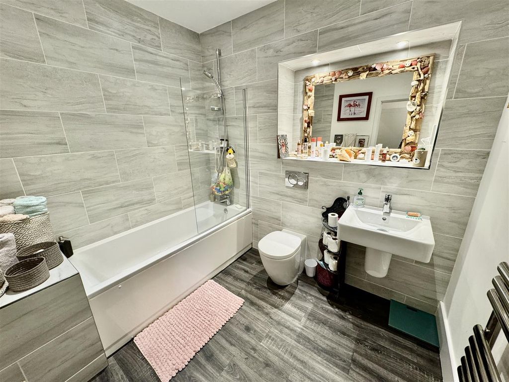 Property photo 2 of 7 Bathroom