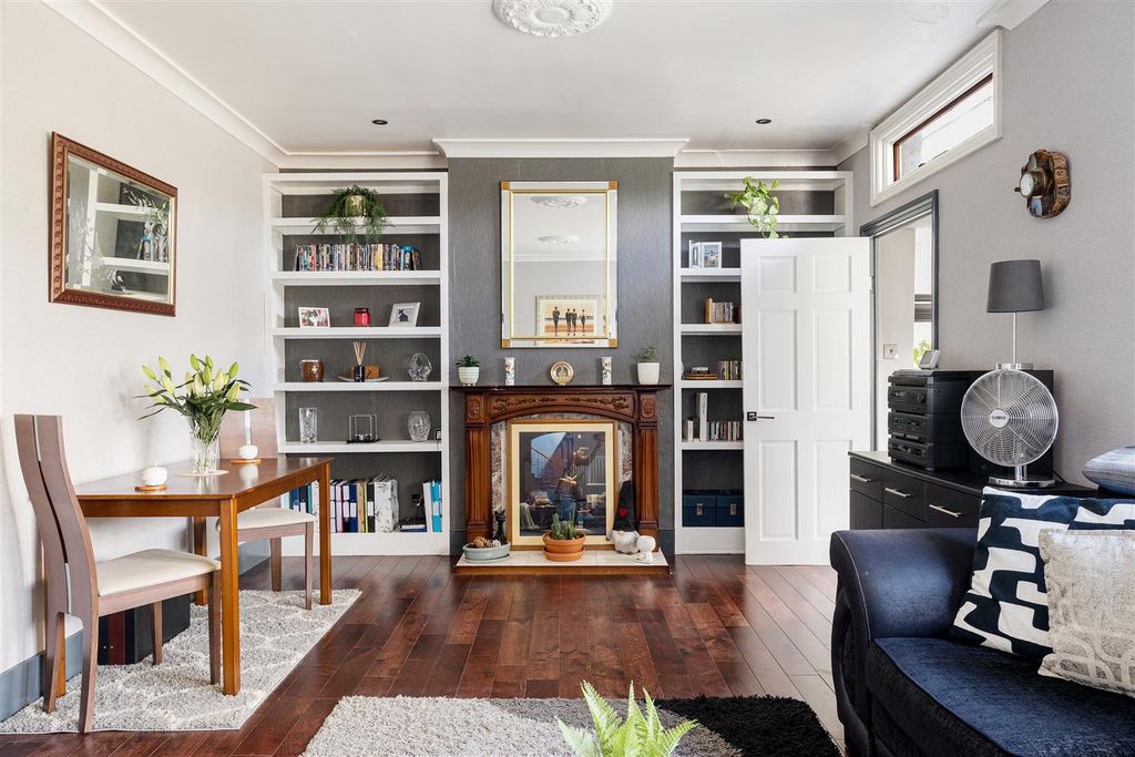 Property photo 2 of 18 Ridley Road E7