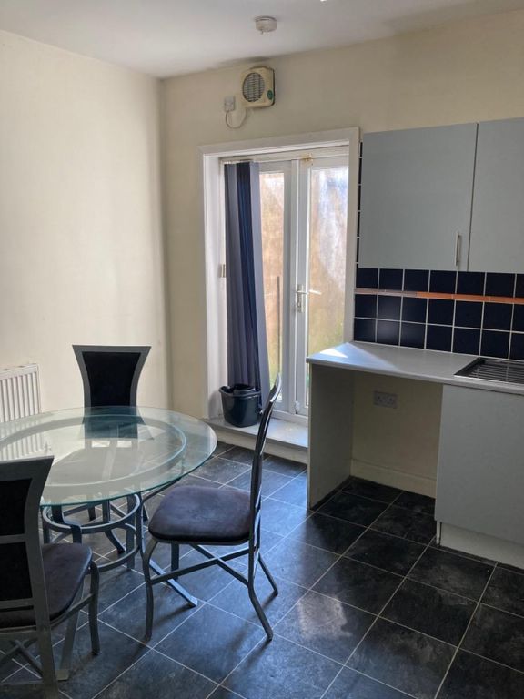 Property photo 2 of 7 Kitchen