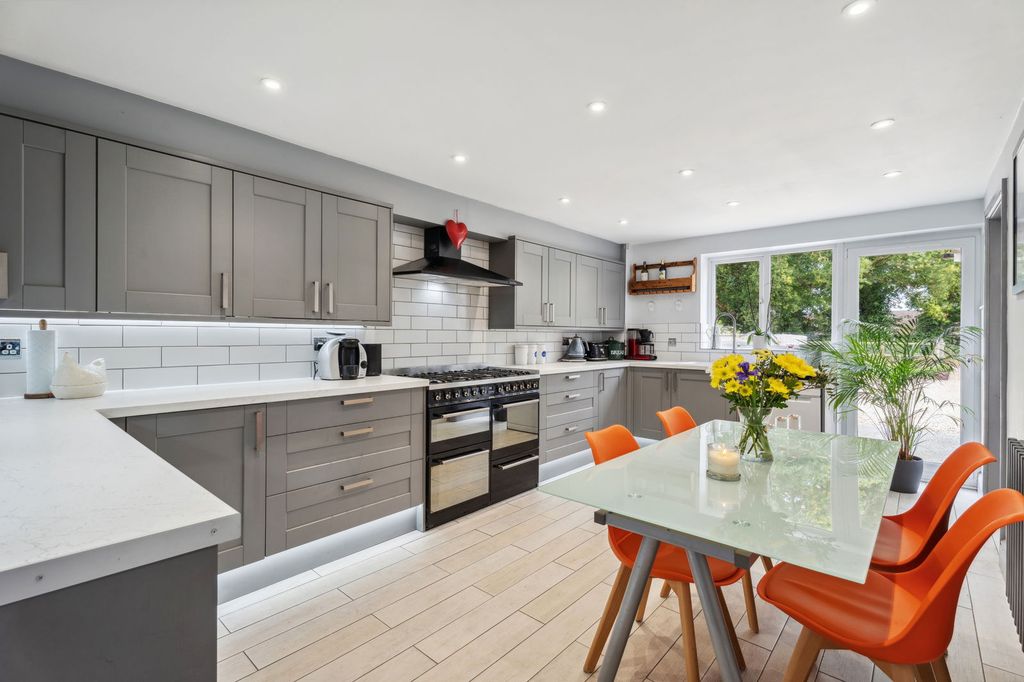 Property photo 3 of 33