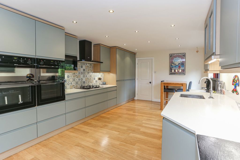 Property photo 3 of 46