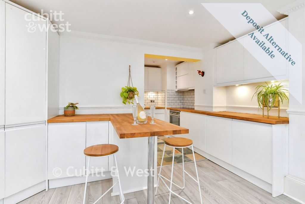 Property photo 3 of 17 Kitchen