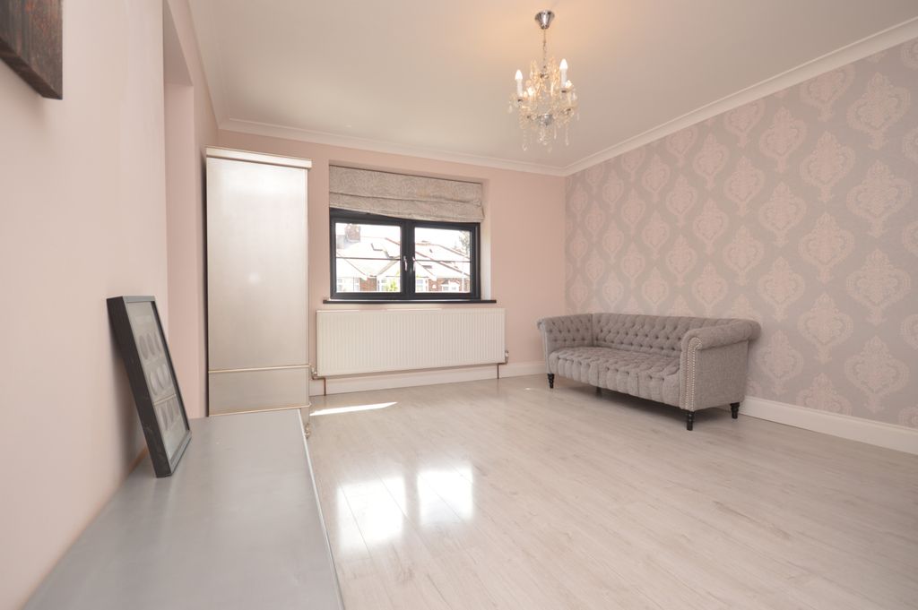 Property photo 1 of 8 1 Double Bedroom Flat To Rent