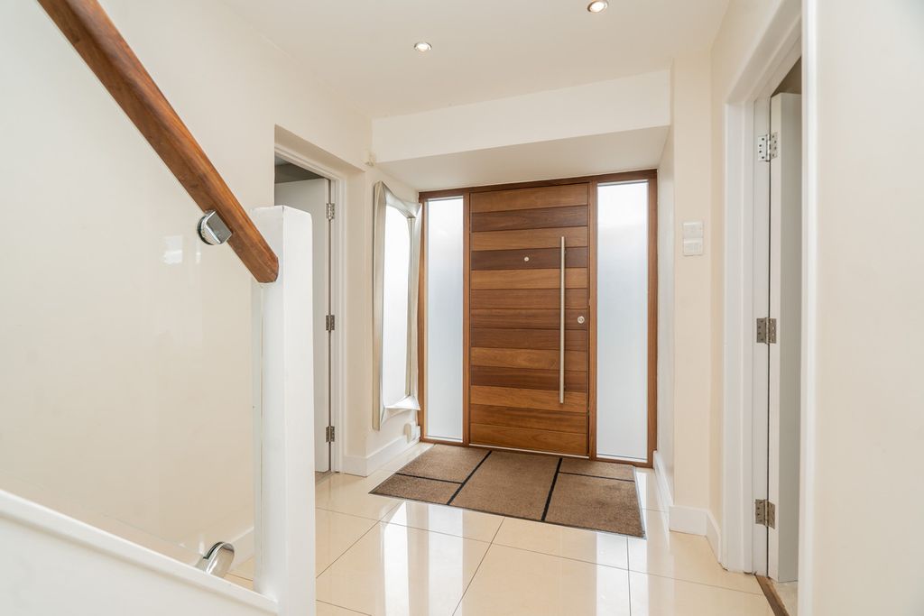 Property photo 3 of 37