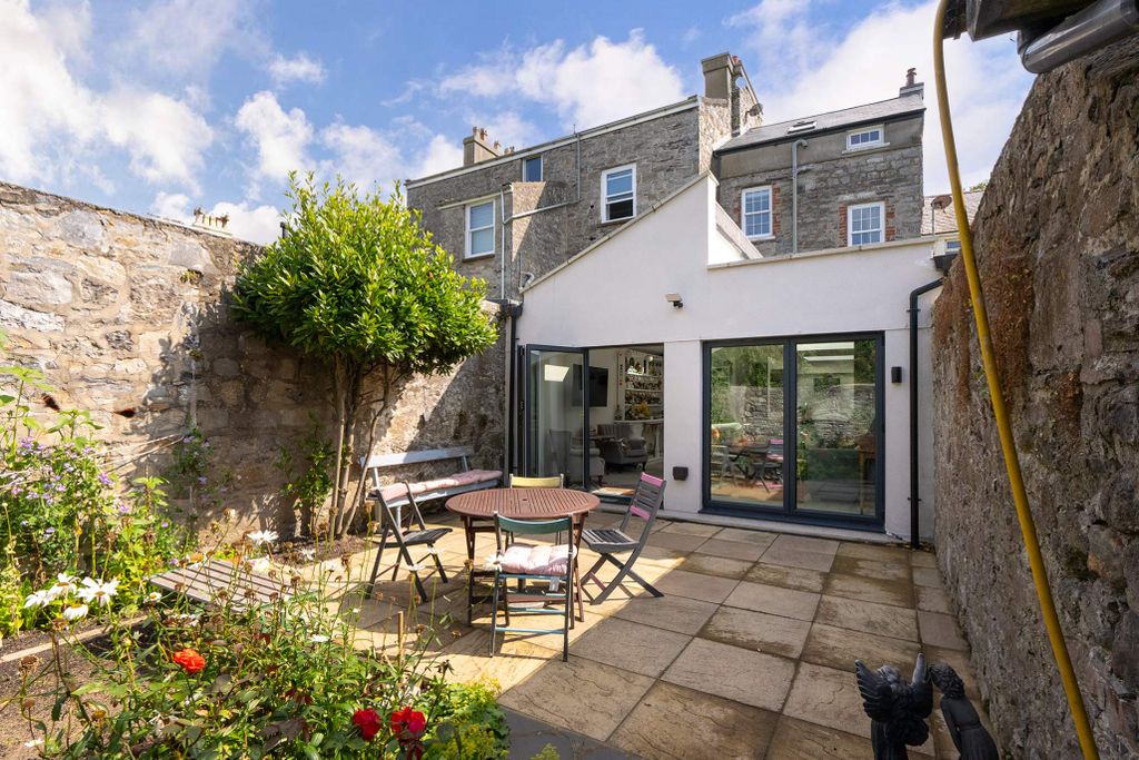 Property photo 2 of 31