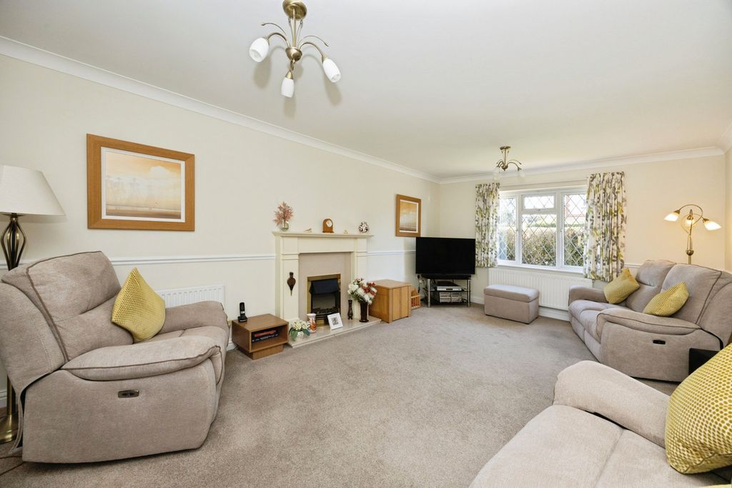 Property photo 2 of 27