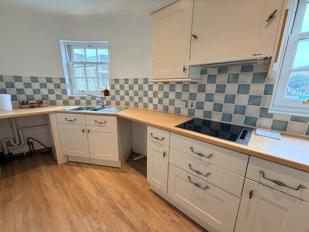 Property photo 3 of 9 Kitchen