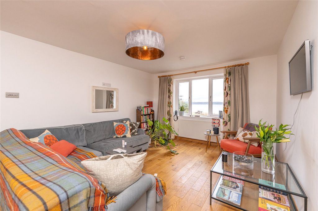 Property photo 3 of 25 Lounge Alt