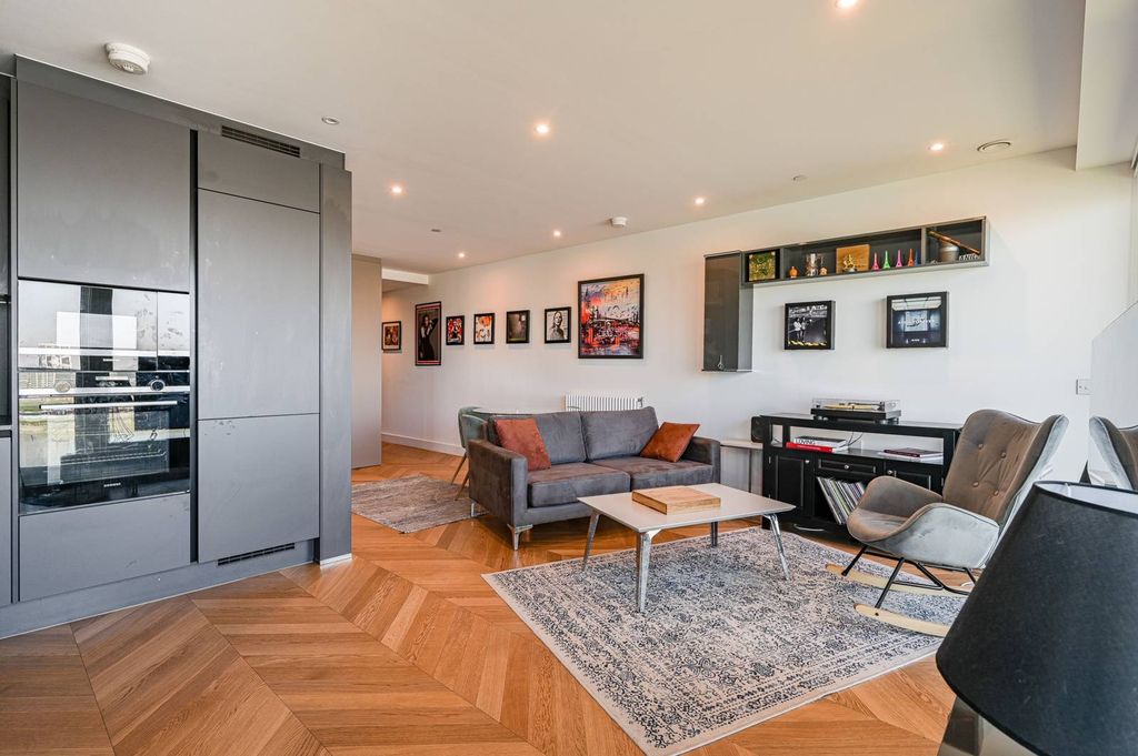 Property photo 2 of 21