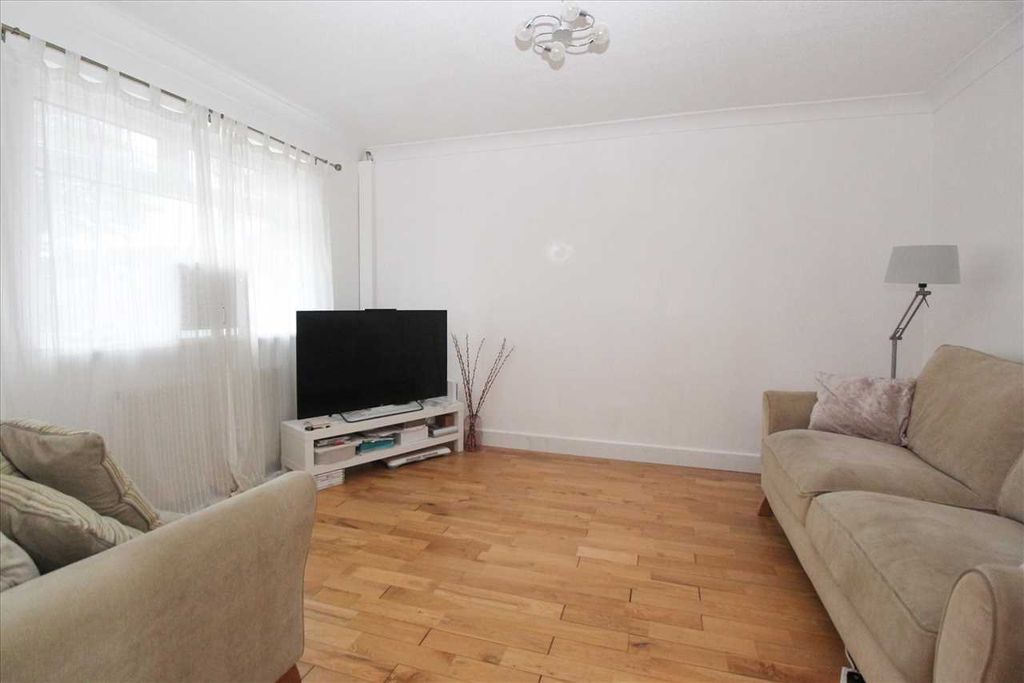 Property photo 3 of 11 Lounge