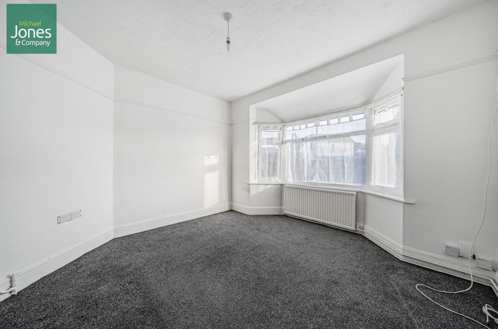 Property photo 2 of 8 Lounge