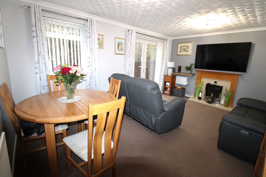 Property photo 3 of 18 Dining Area