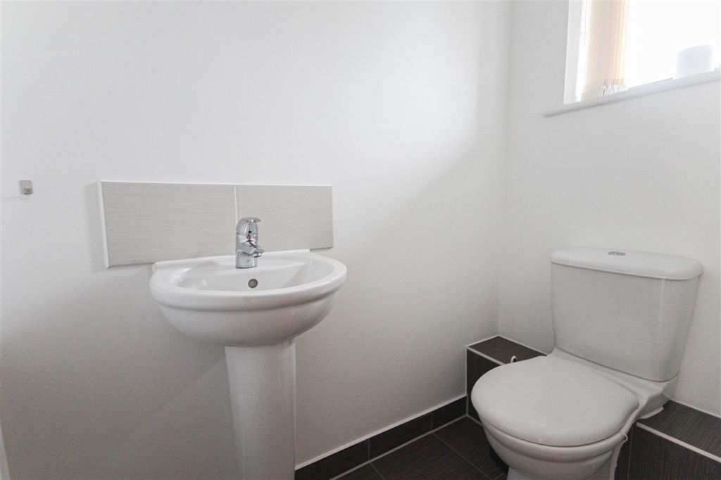 Property photo 2 of 10 Cloakroom