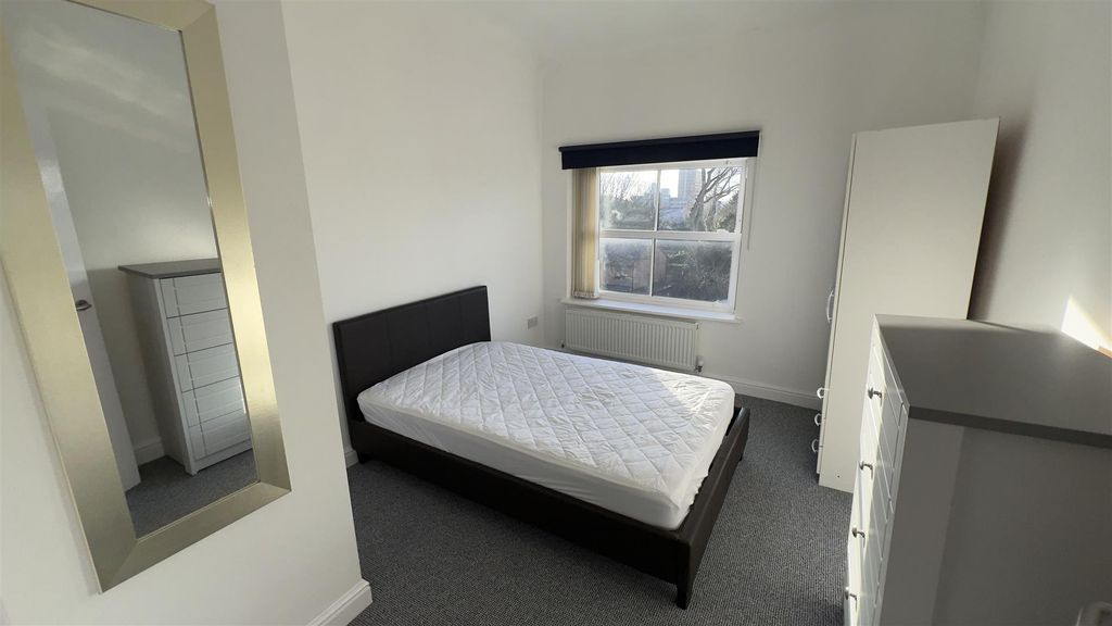 Property photo 3 of 11 Bedroom 01.Jpeg