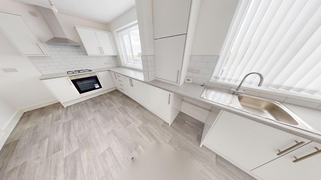 Property photo 3 of 10 Kitchen