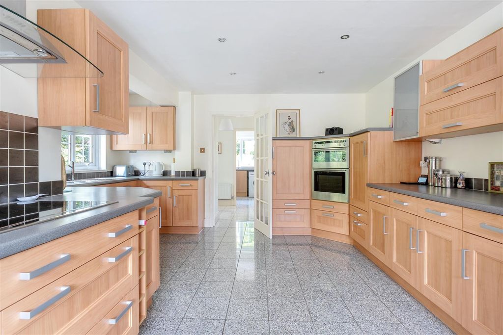 Property photo 3 of 24 Kitchen/Breakfast Room