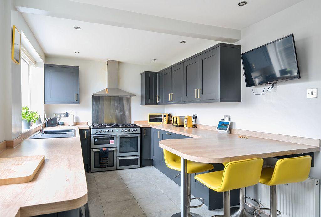 Property photo 2 of 13 Kitchen/Breakfast