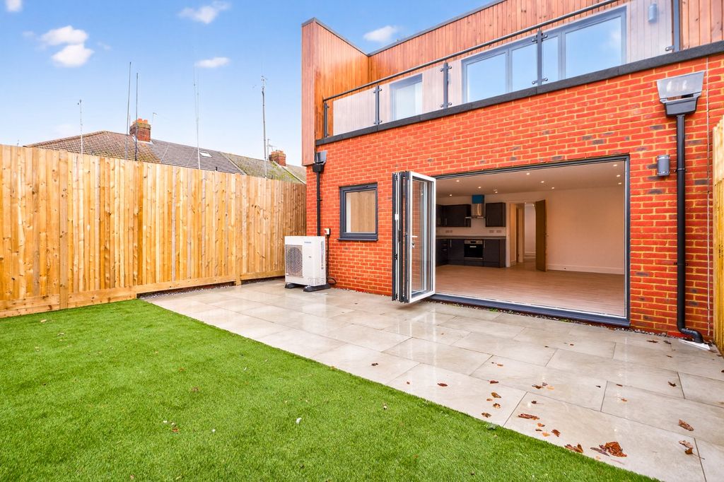 Property photo 2 of 18 Picture No. 13