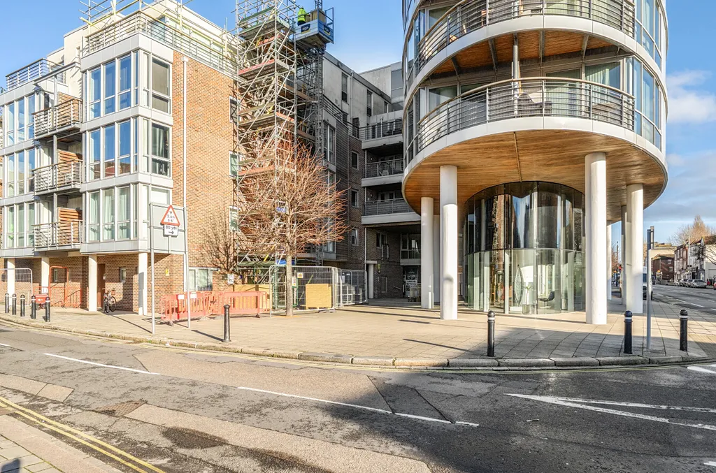 Apartment in Portsmouth, Portsea - View 3