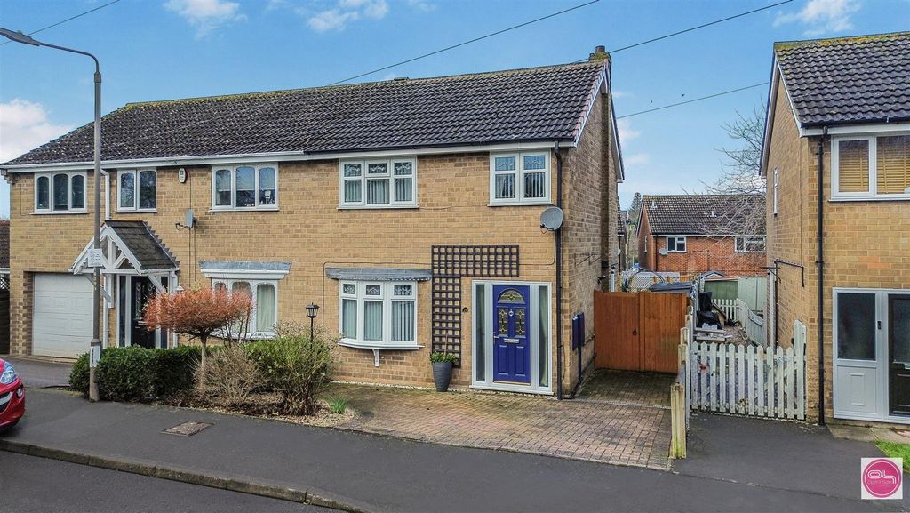 Property photo 1 of 30 St John's Drive, Newhall (1).Jpg