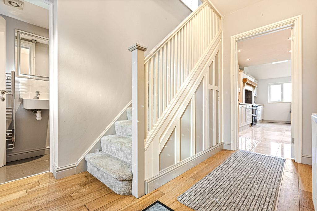 Property photo 2 of 21 Entrance Hall