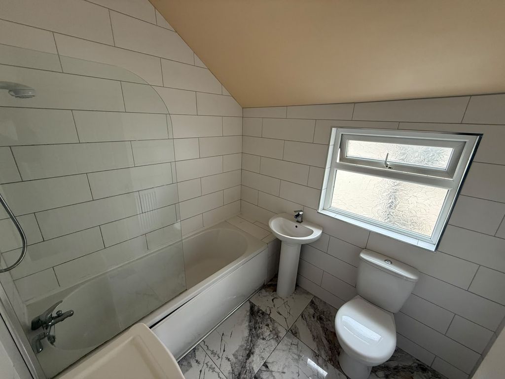 Property photo 1 of 9 Bathroom