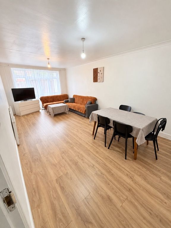 Property photo 1 of 23 Spacious 4-Bedroom Semi-Detached Home With Large Garden &amp; Two-Car