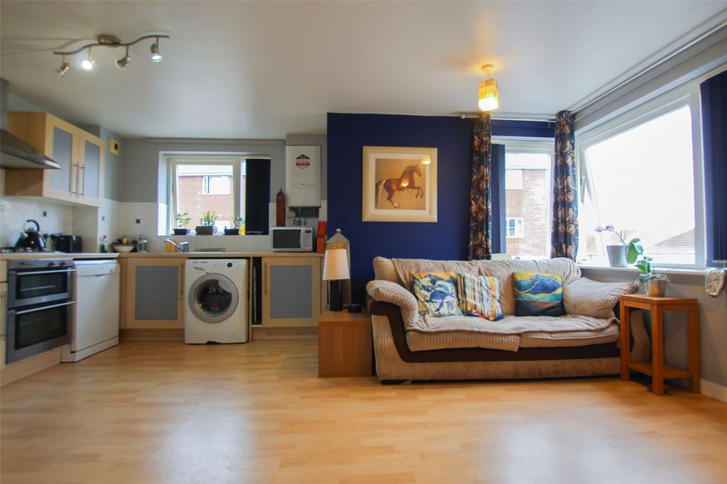 Property photo 2 of 11 Kitchen/Lounge