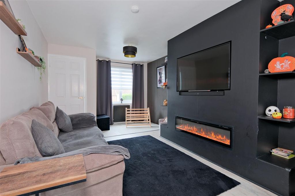 Property photo 2 of 17 Lounge