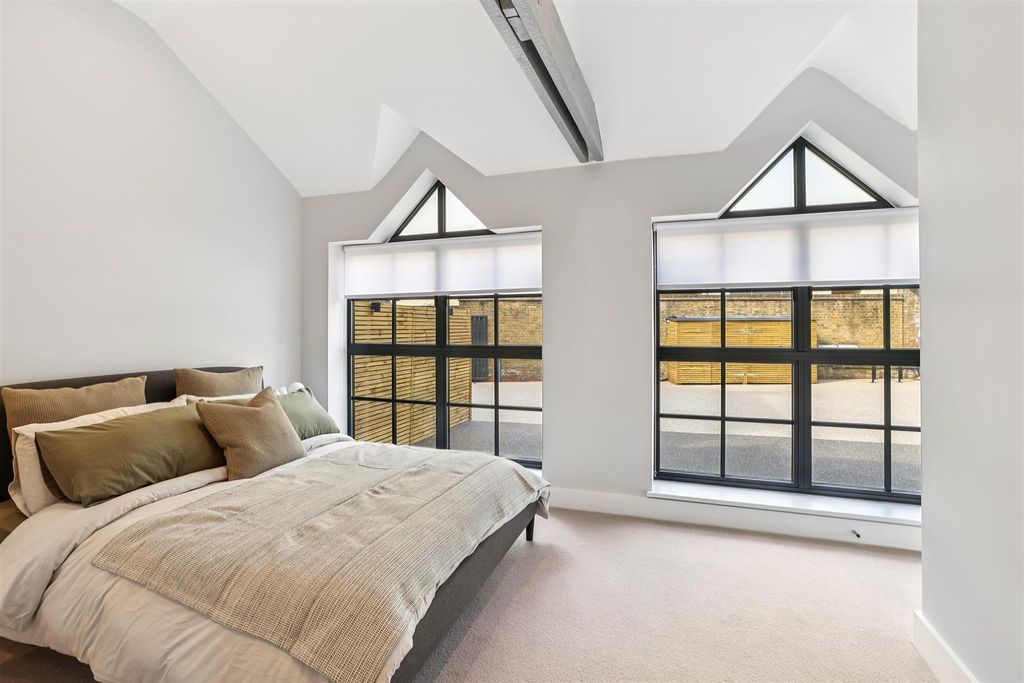 Property photo 1 of 8 Caxton Gate