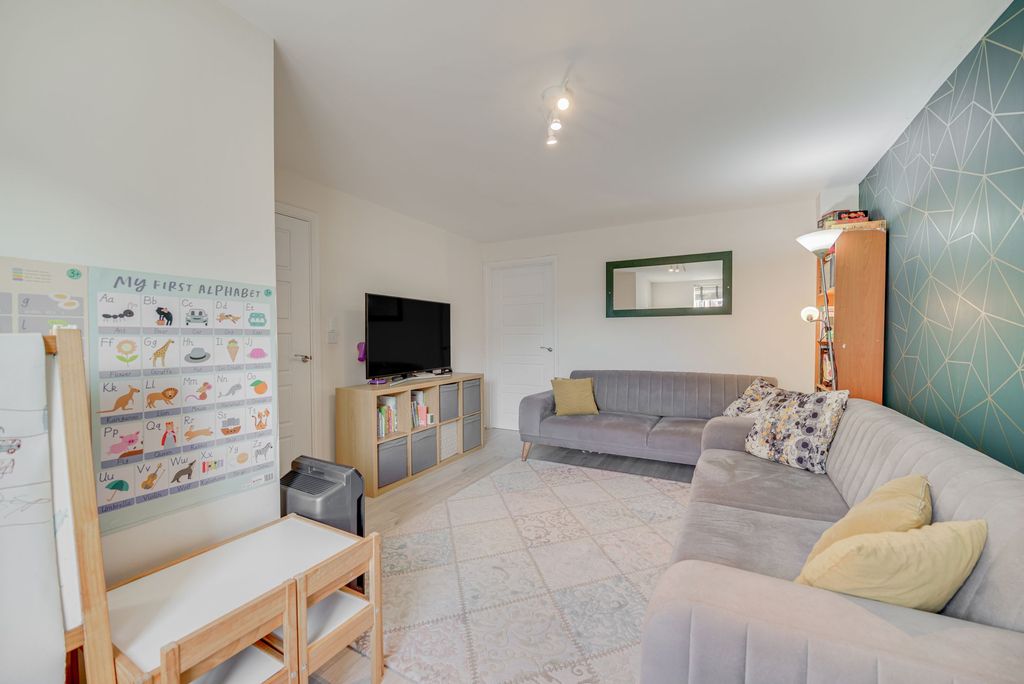 Property photo 2 of 20