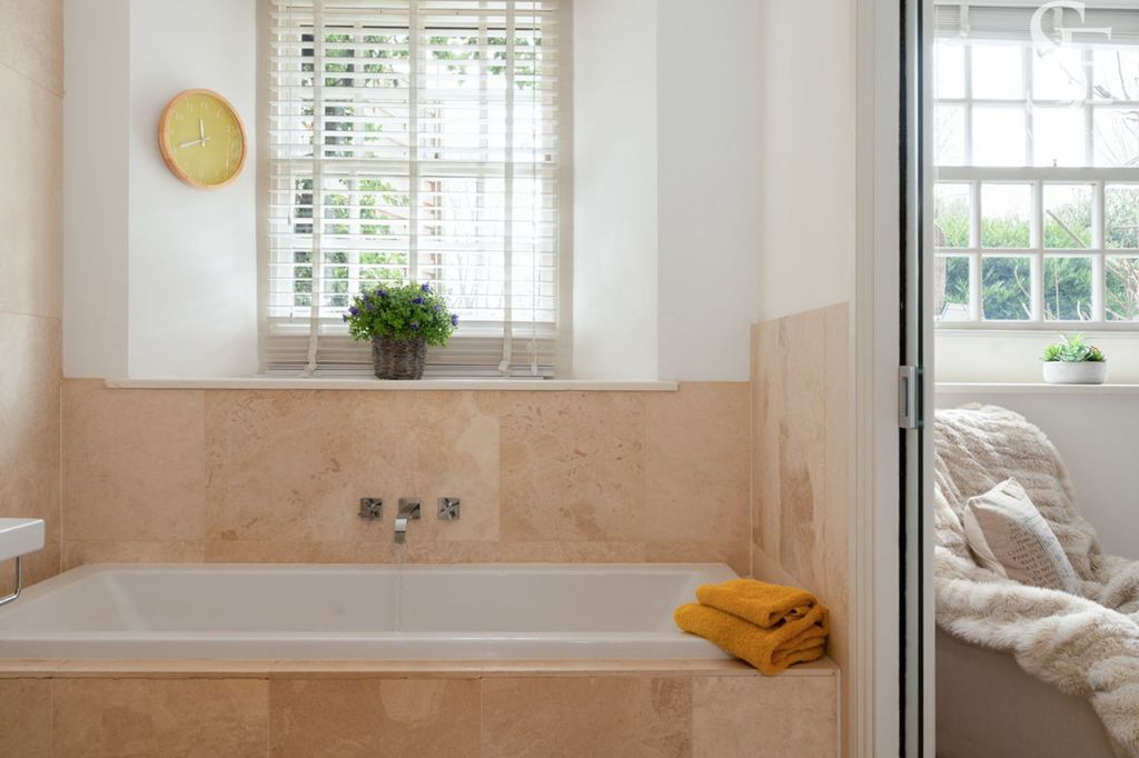 Property photo 2 of 16 Master Ensuite