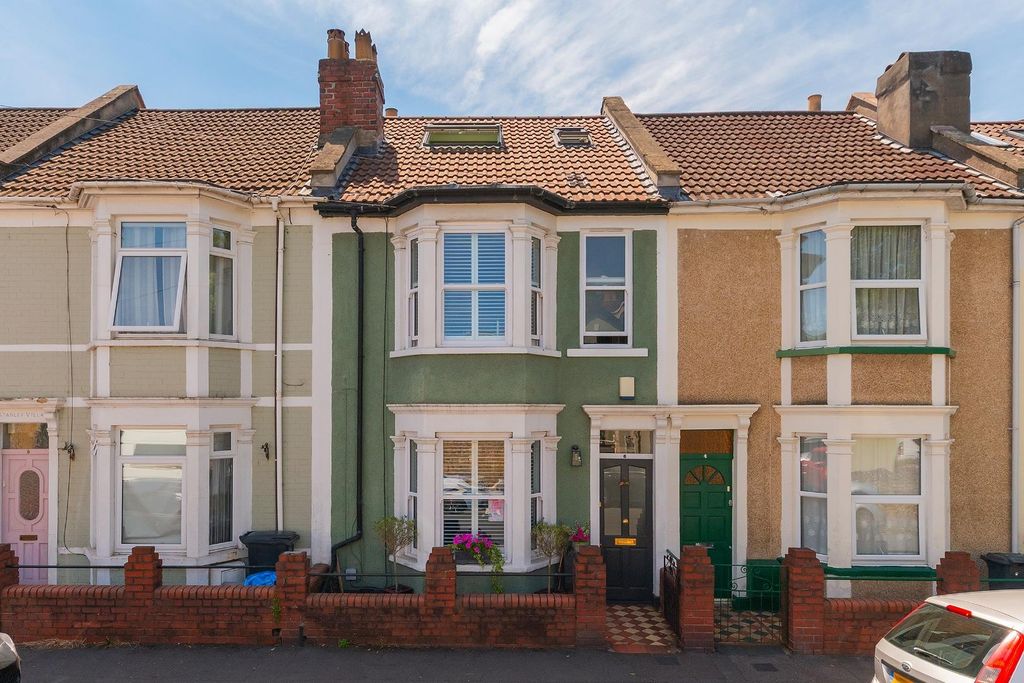 Property photo 2 of 41 0P6Avp - External C.Jpg