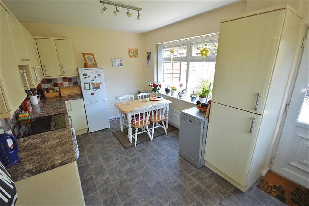 Property photo 3 of 8 Kitchen/Dining Area