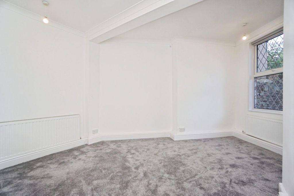 Property photo 2 of 18 Bedroom