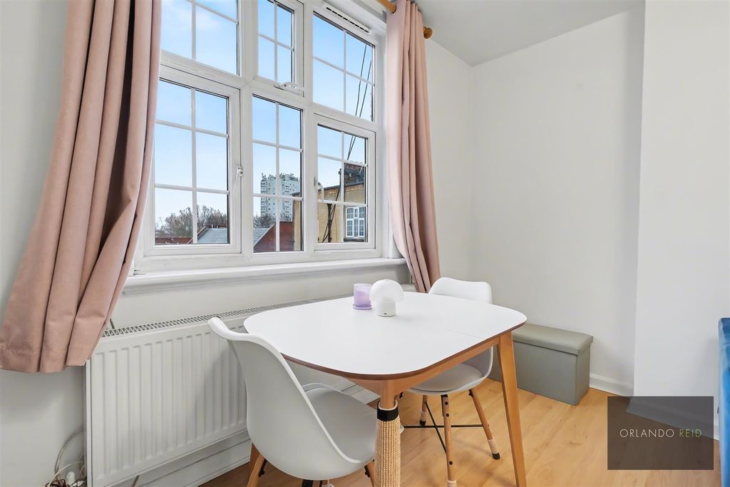 Property photo 2 of 12 Flat 26, Ascot Court Sw4 7Ez-3.Jpg