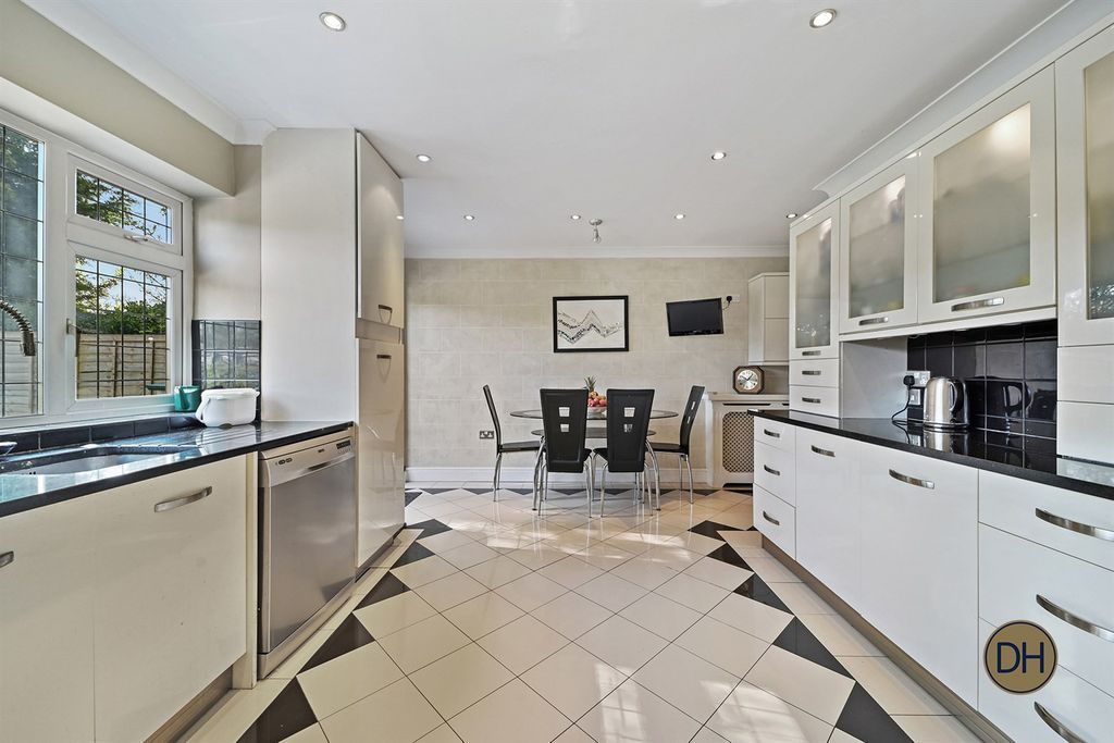 Property photo 3 of 24 Kitchen+