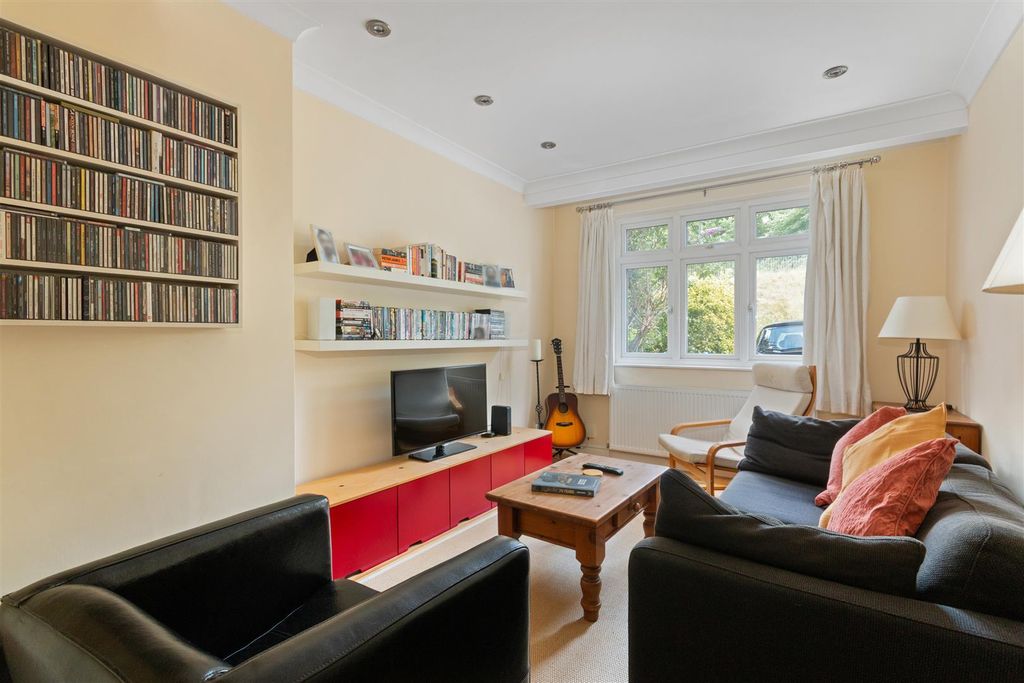 Property photo 2 of 12 Mostyn Road