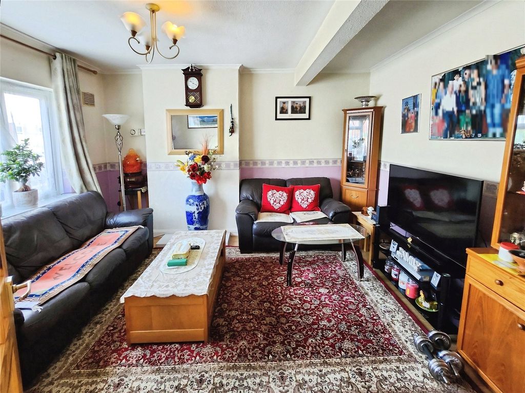 Property photo 2 of 11 Lounge