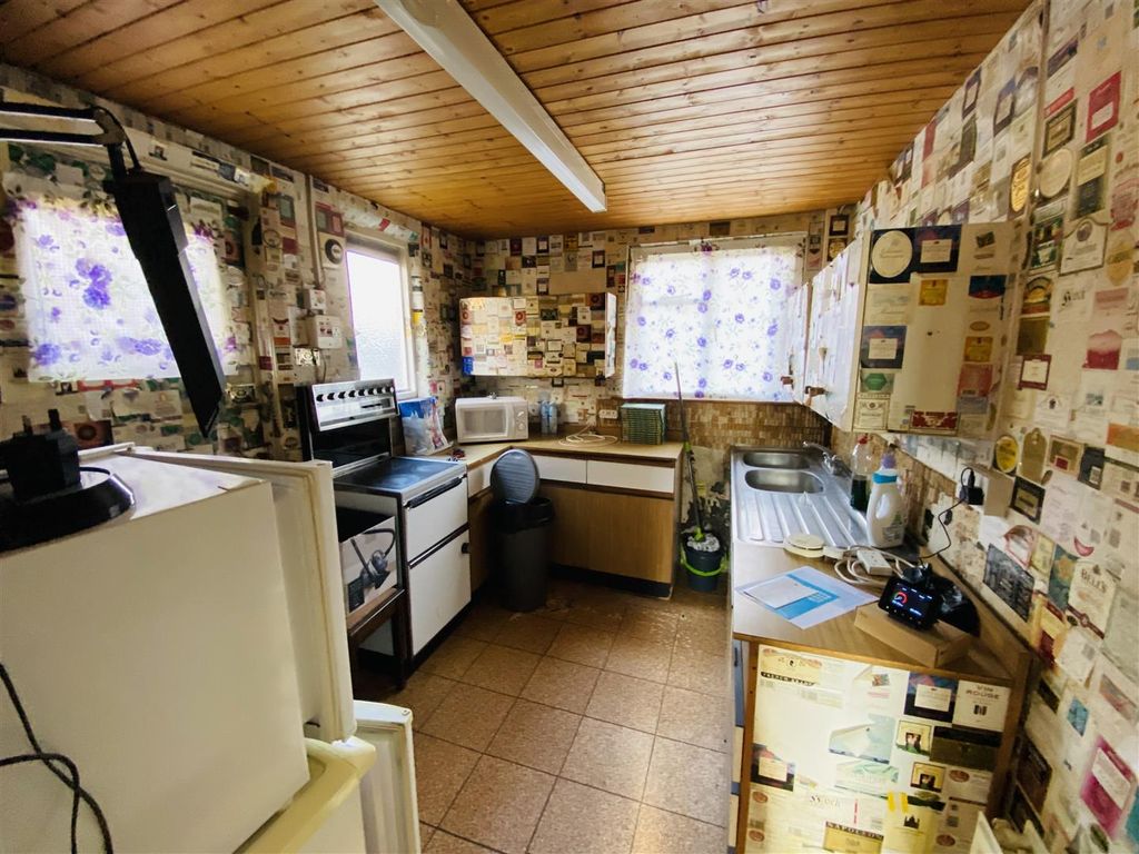 Property photo 3 of 7 Kitchen