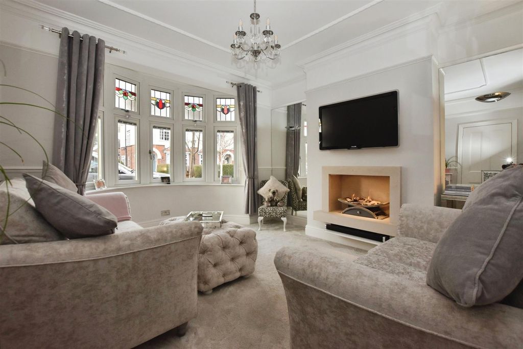 Property photo 2 of 22 Lounge