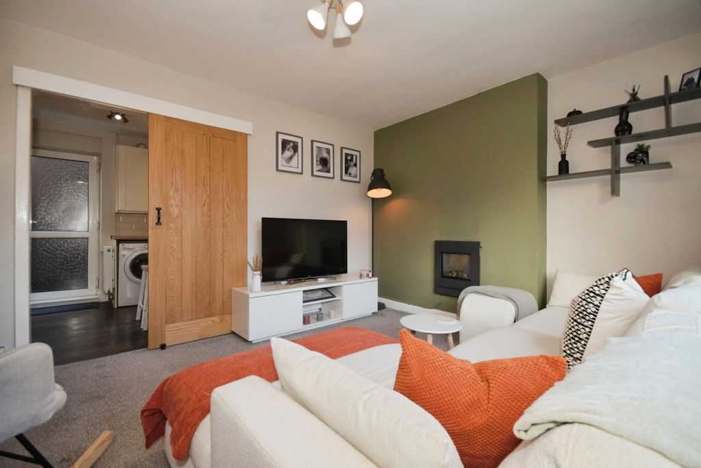 Property photo 3 of 17 Lounge 02.Jpg