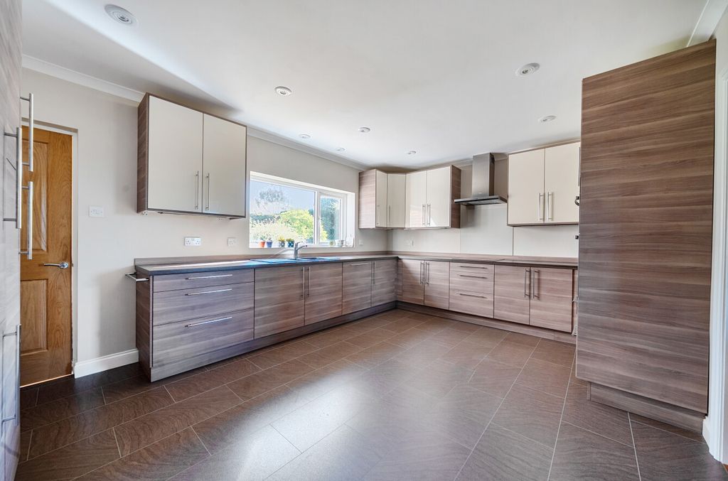 Property photo 3 of 21 1370387-6-68F0Ed8...