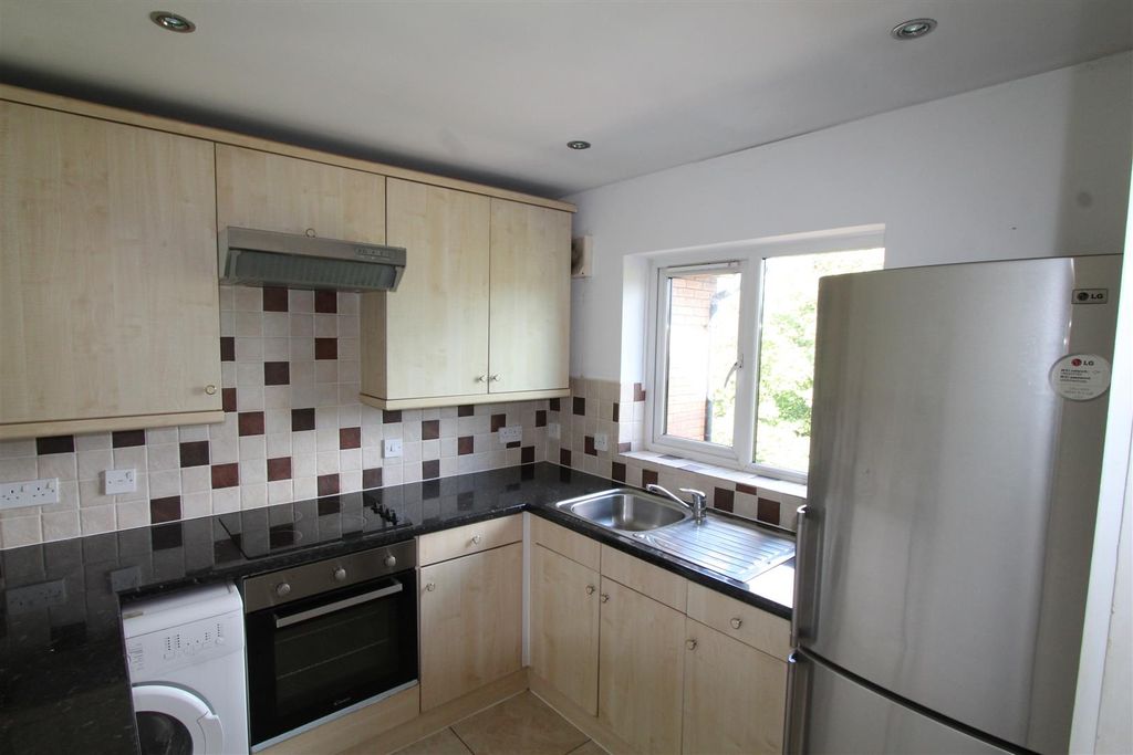 Property photo 3 of 8 Kitchen