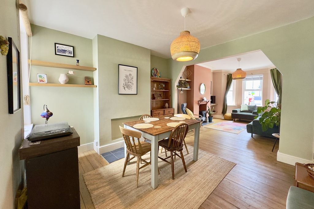 Property photo 2 of 21